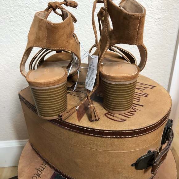 Sandals suede ankle  ties in front  NWT - Picture 4 of 4